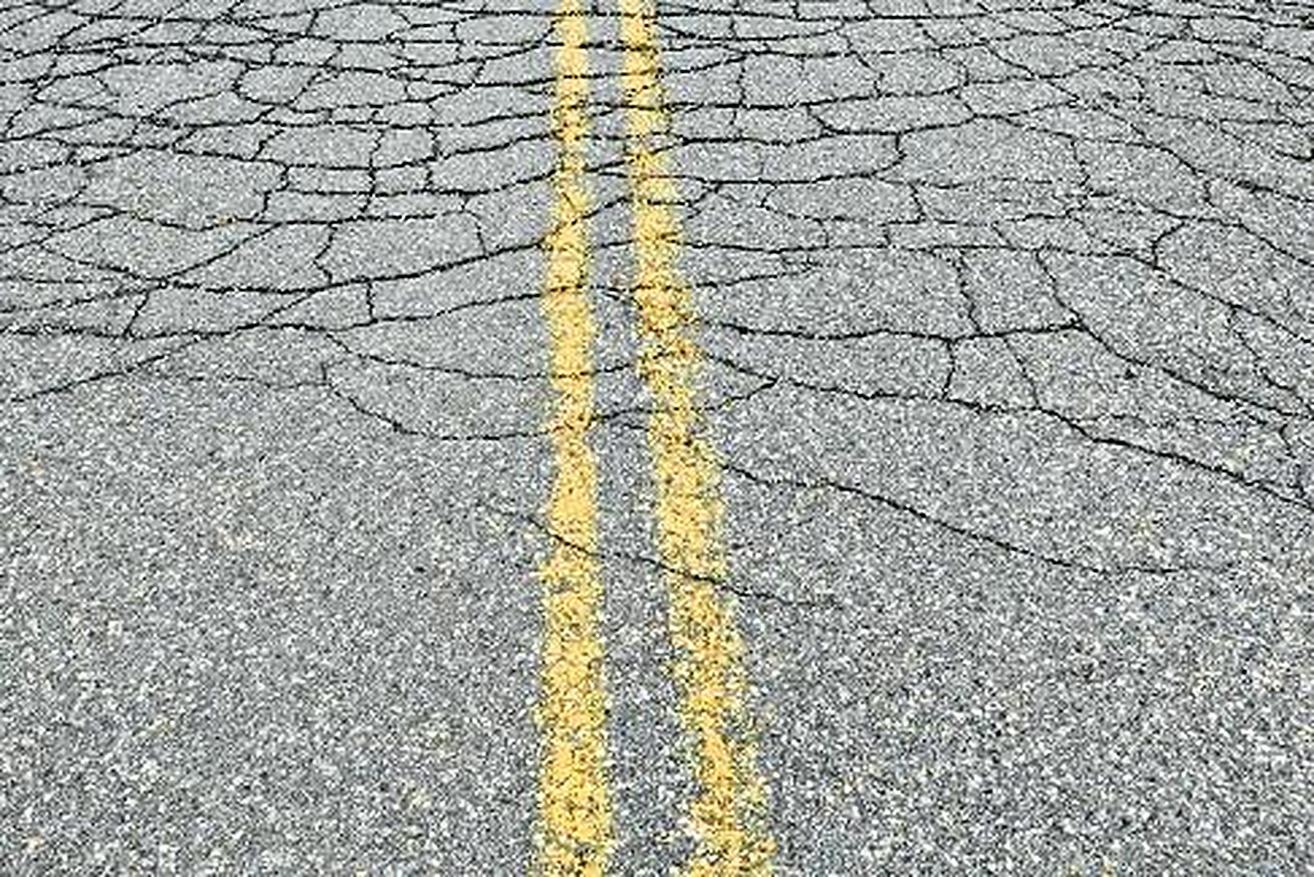 Chaussée présentant un faïençage généralisé, relevé automatiquement en circulation